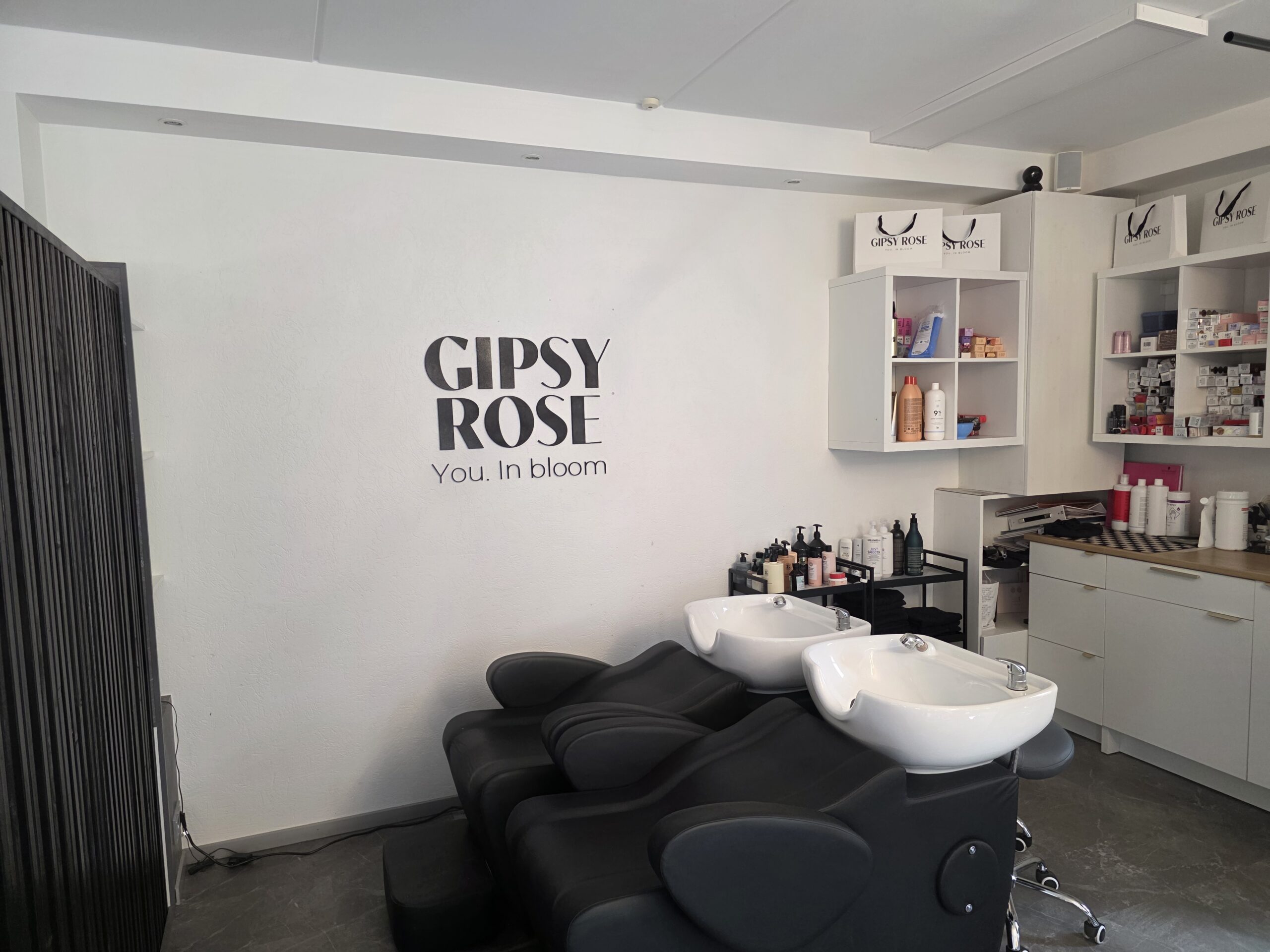 GIPSY ROSE seinalogo juuksurisalongis