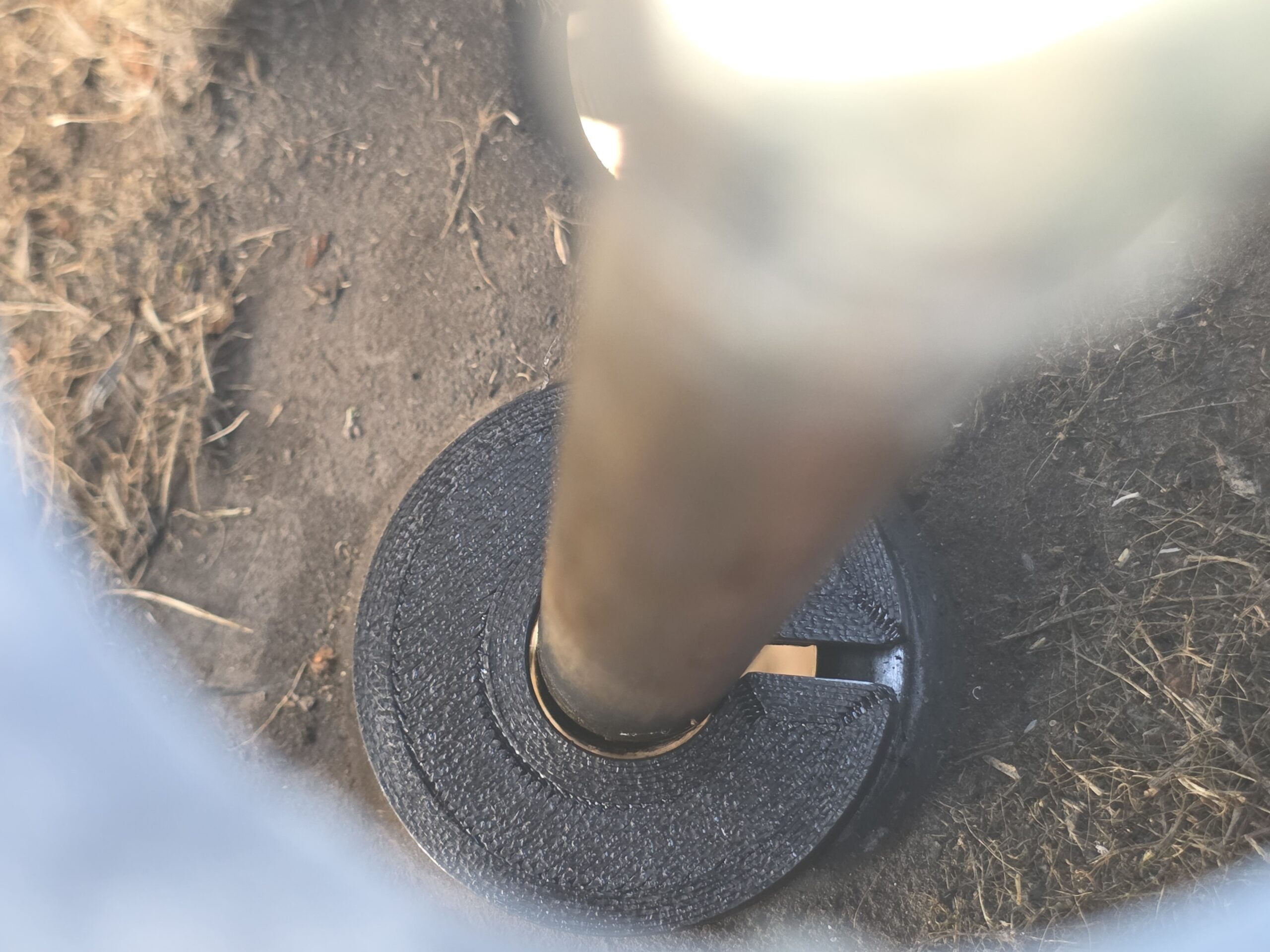 Must plastist tugi metalltoru ümber