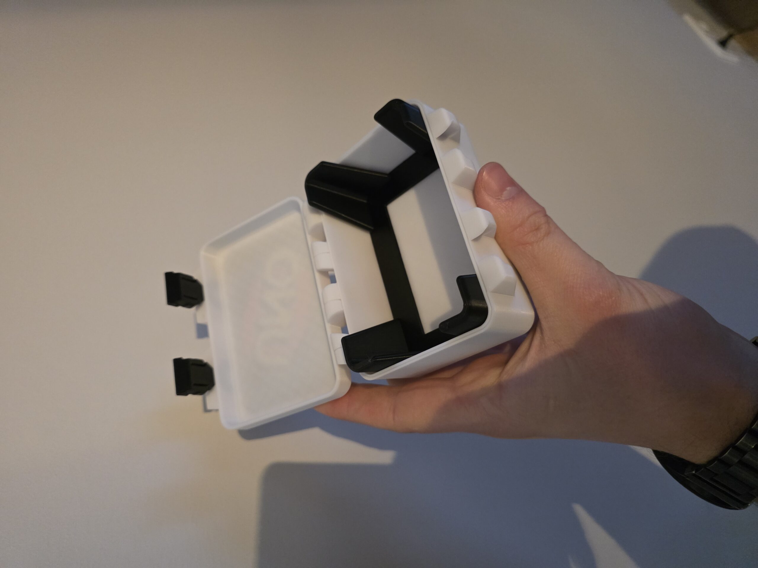 Valge ja must plastist hoidik mängukaartidele uno