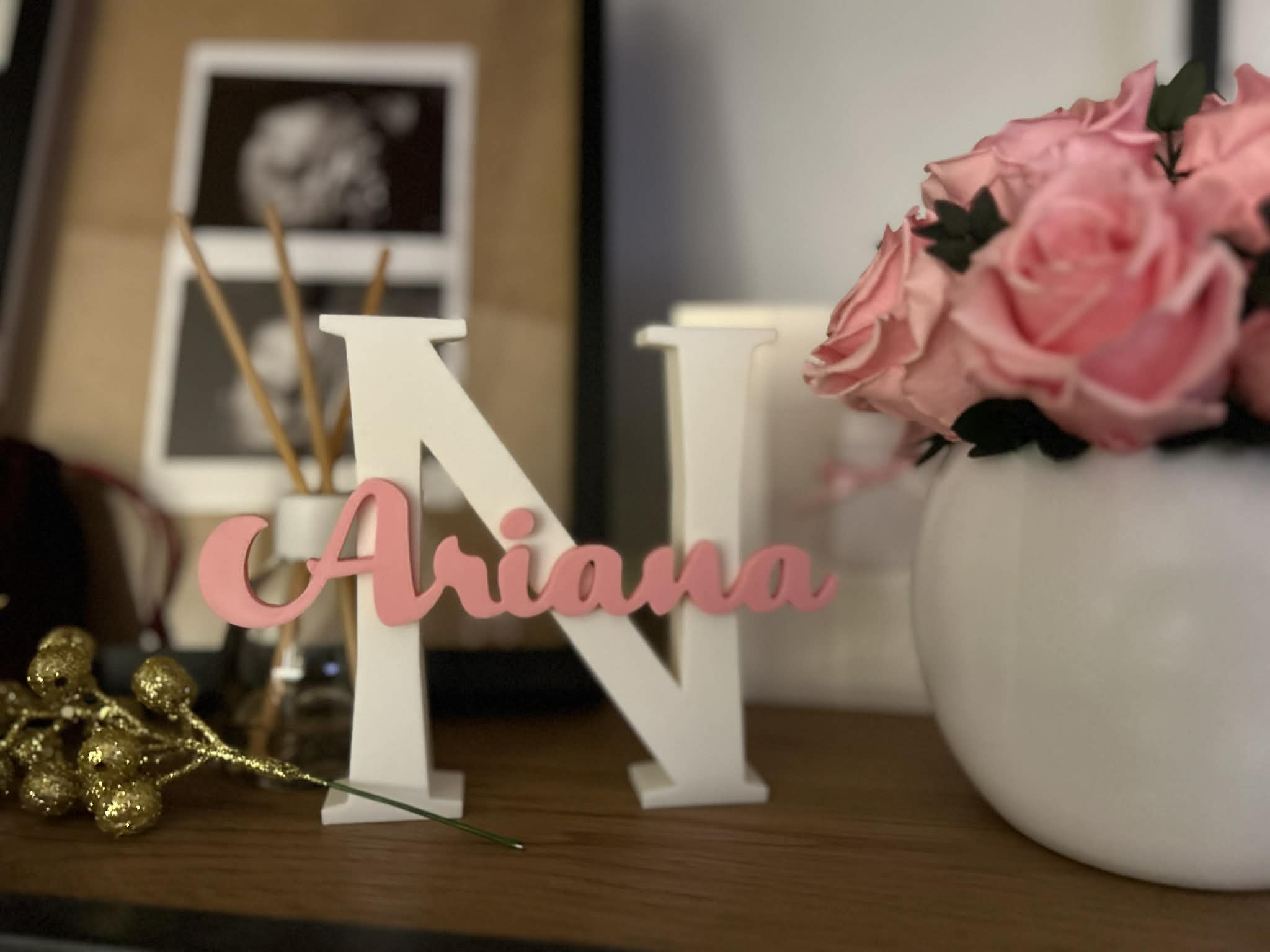 Valge N-täht roosa Ariana nimega riiulil