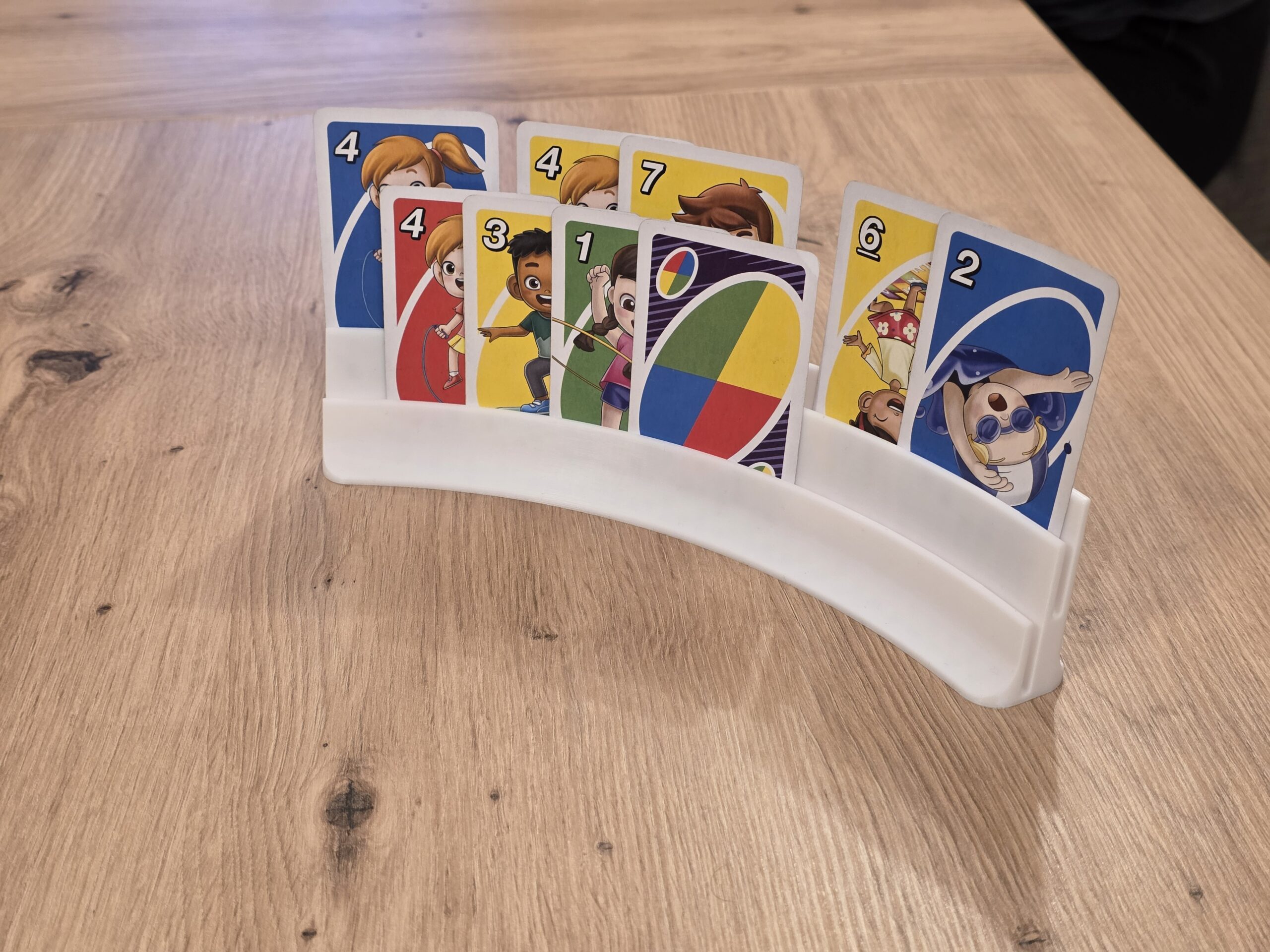 Valge kaardihoidik UNO kaartidega