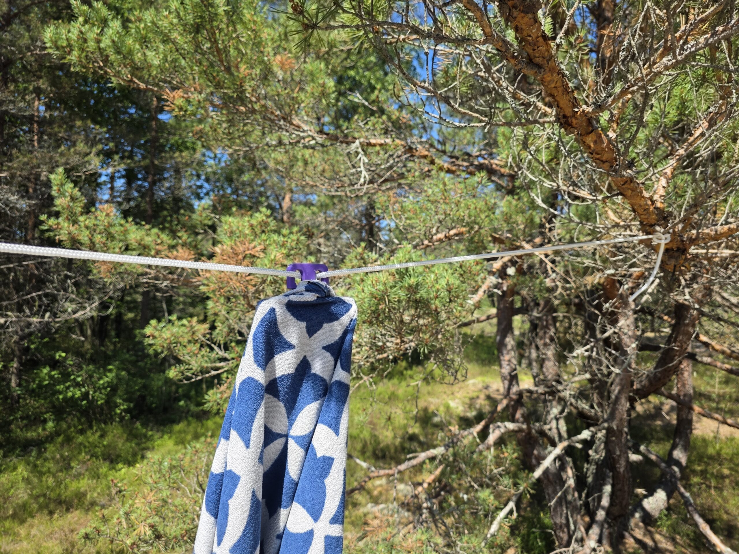Lilla riputusklamber rätikuga pesunööril