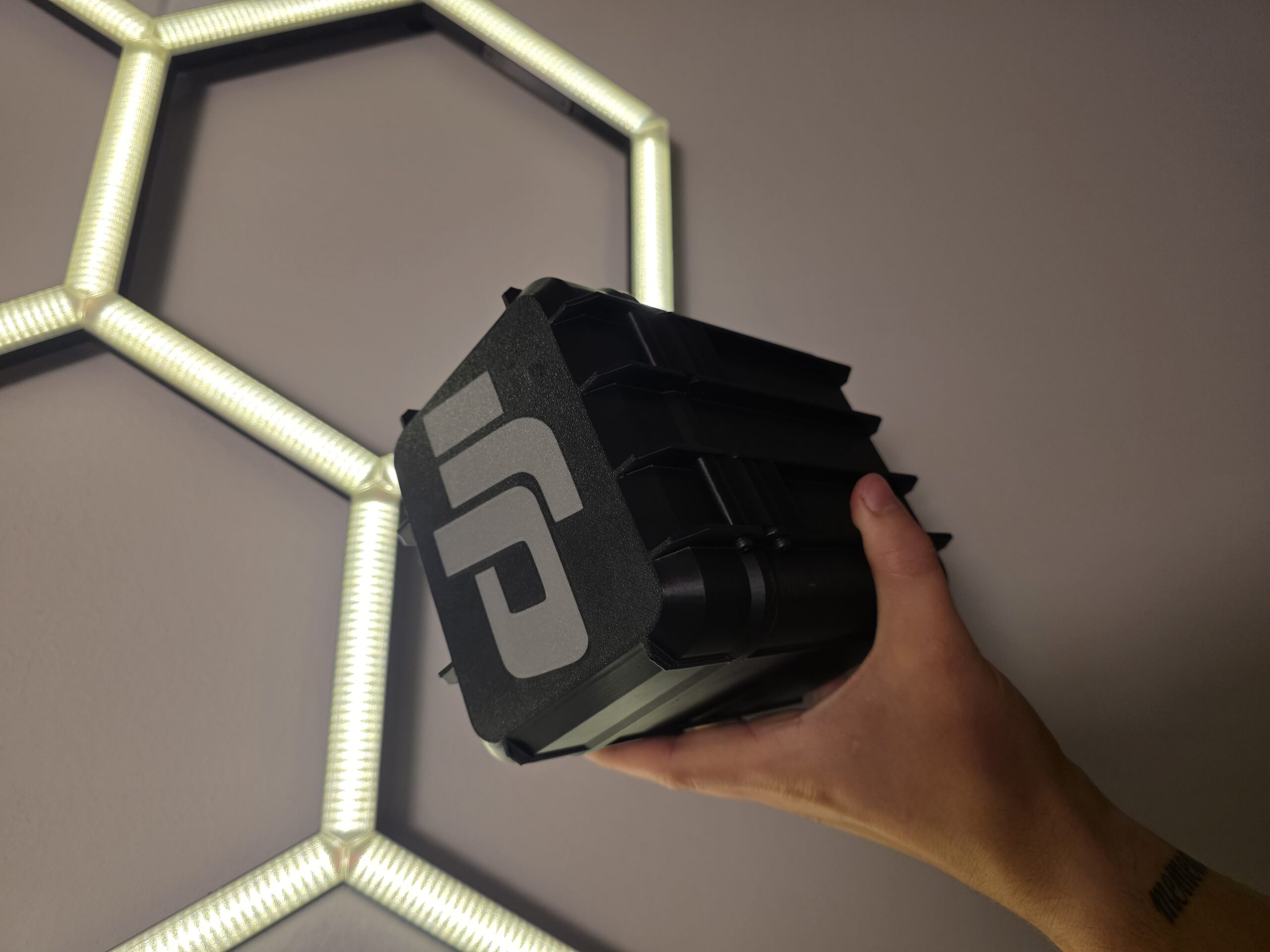 Must plastkorpus DJI tähisega