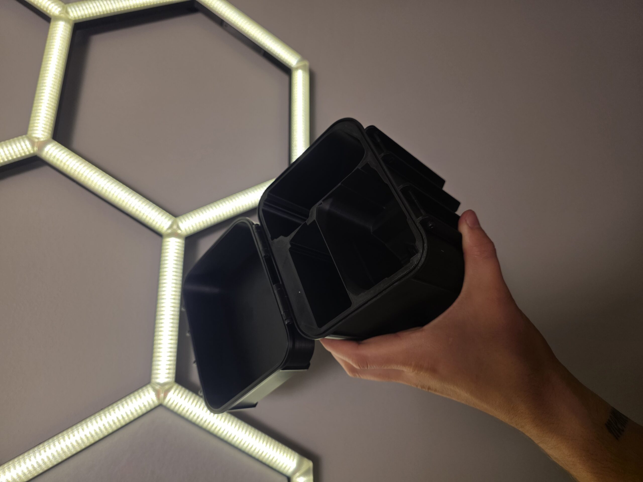 Must plastkorpus, vaade sisemusele DJI droon