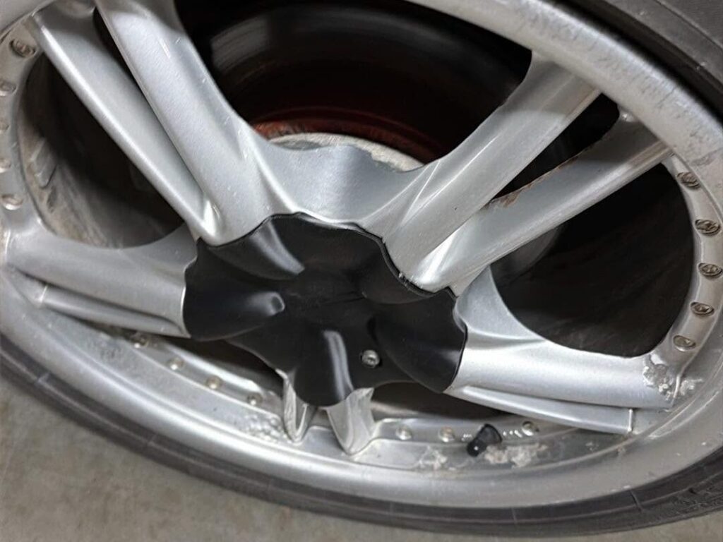 Honda CRX-i veljel olev must proovikapsel